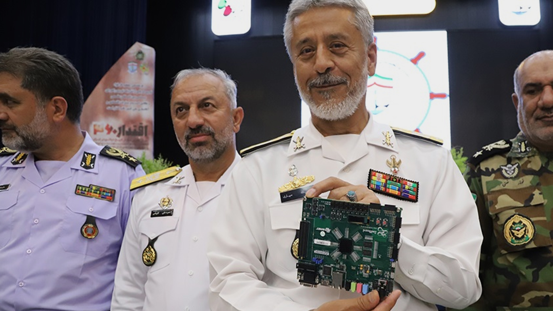 Le contre-amiral iranien Habibollah Sayyari tient le Zedboard "processeur quantique"