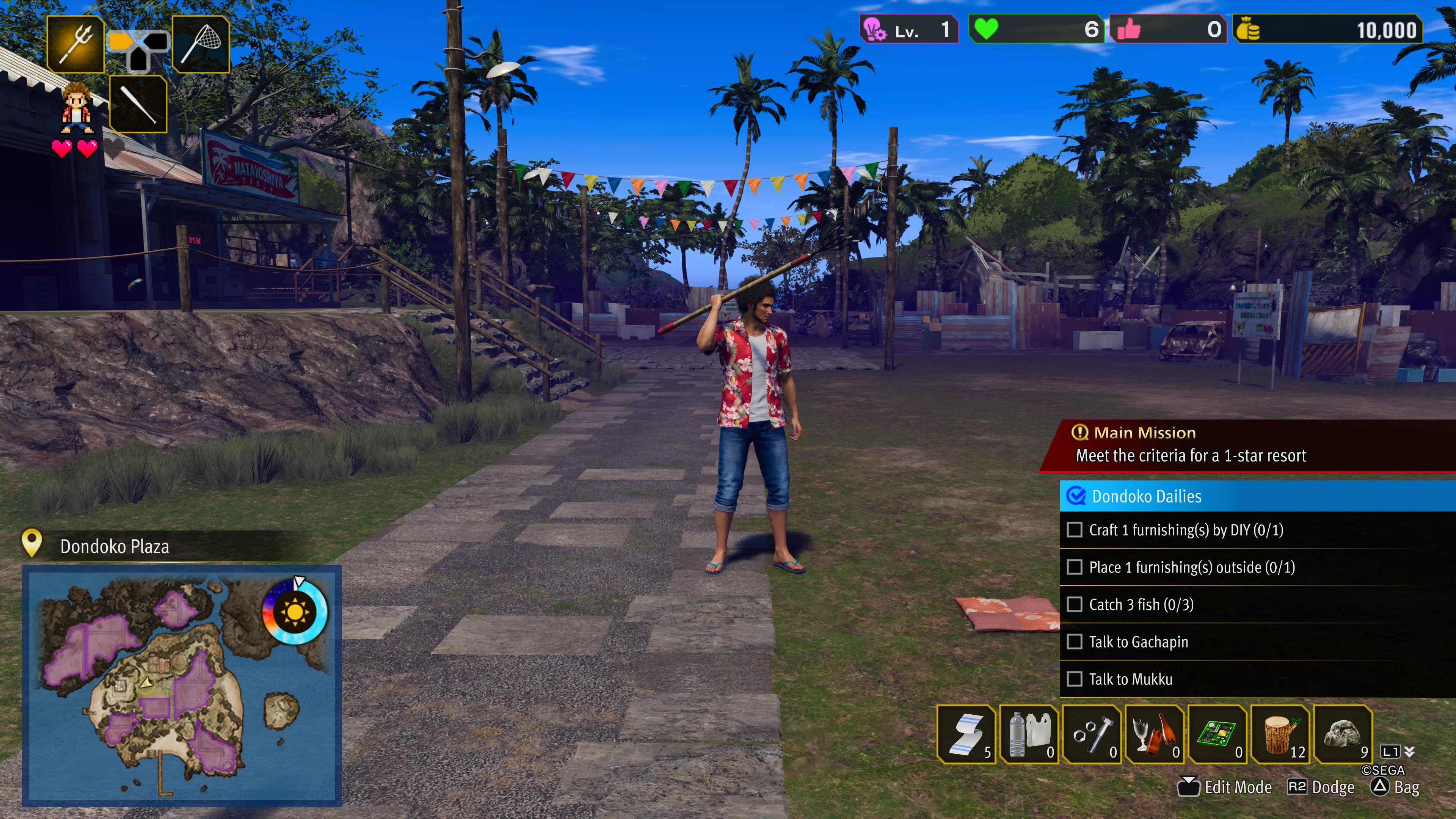 Like A Dragon Infinite Wealth - Ichiban tient une lance de pêche sur la place d'herbe vide de l'île de Dondoku avec une liste de quêtes quotidiennes