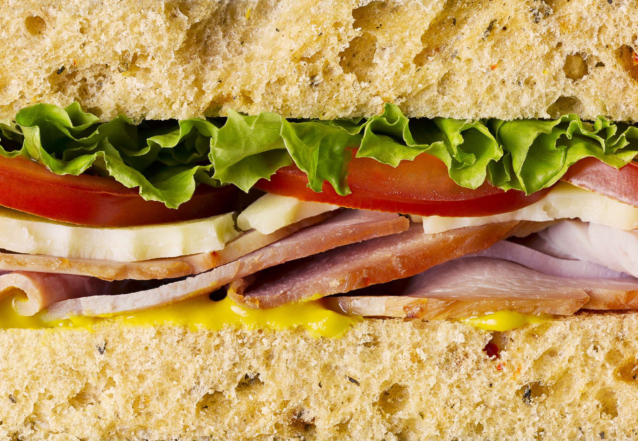 Un gros plan d'un sandwich au jambon.