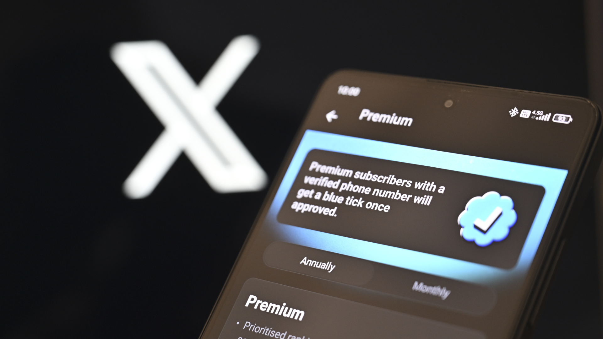 Un téléphone affichant le menu d'abonnement premium dans l'application mobile Twitter/X.  L'écran lit, 