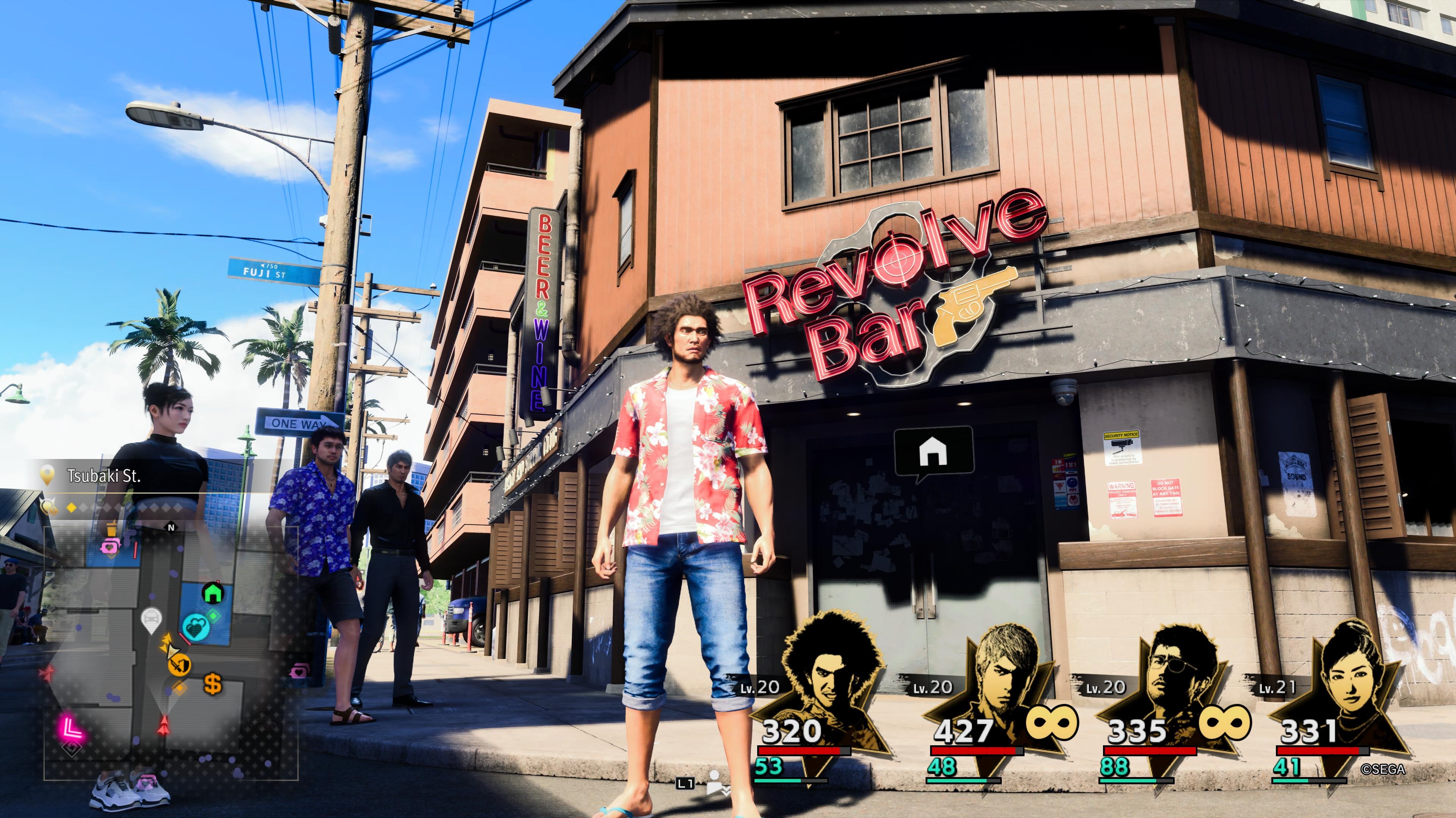 Like A Dragon : Infinite Wealth - Ichiban et son groupe se tiennent devant le Revolve Bar à Honolulu City avec son panneau de pistolet