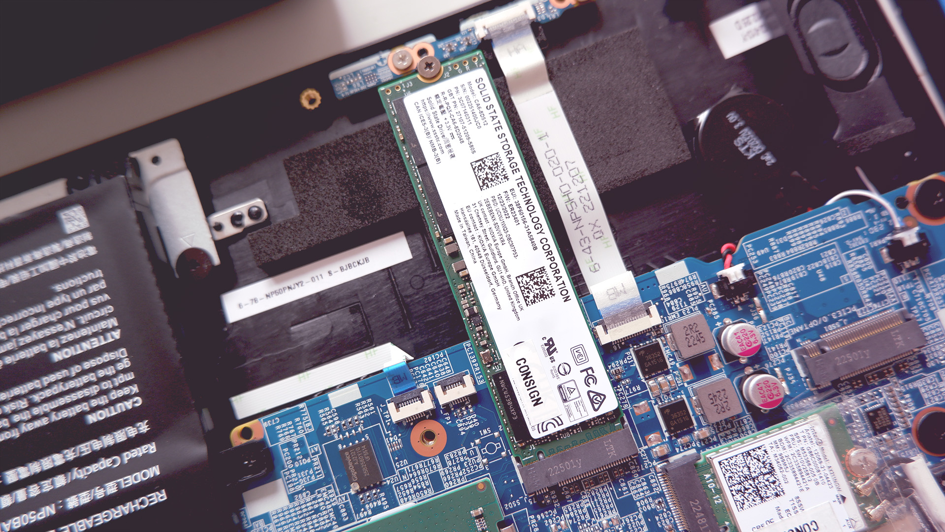 SSD chargé dans le slot NVMe d'un ordinateur portable de jeu.